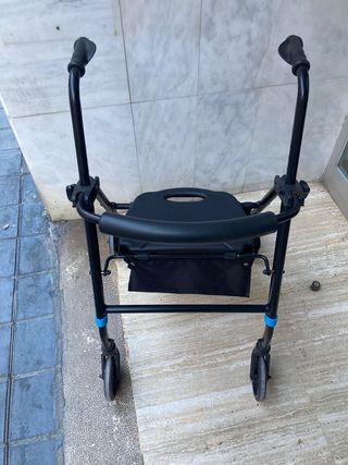 Andador con asiento y cesta