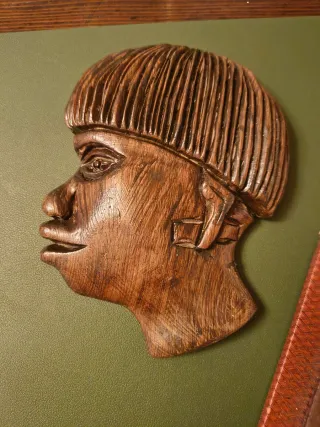 Teste di legno intagliato