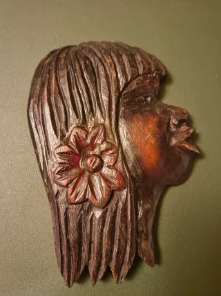 Teste di legno intagliato