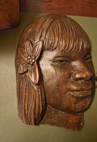 Teste di legno intagliato