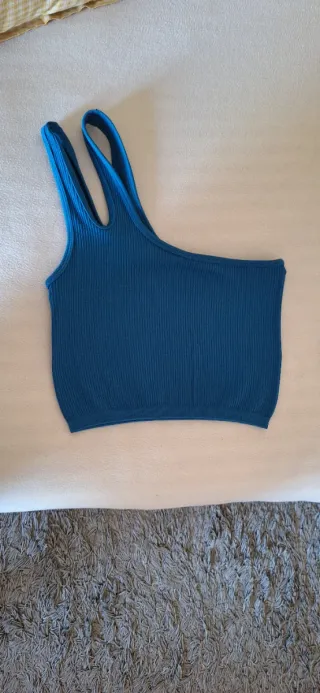 Top Zara azul de un hombro