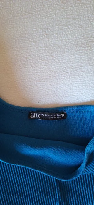 Top Zara azul de un hombro
