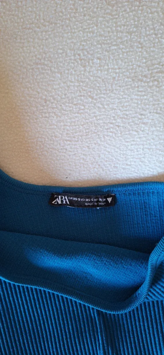 Top Zara azul de un hombro