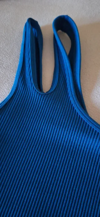 Top Zara azul de un hombro