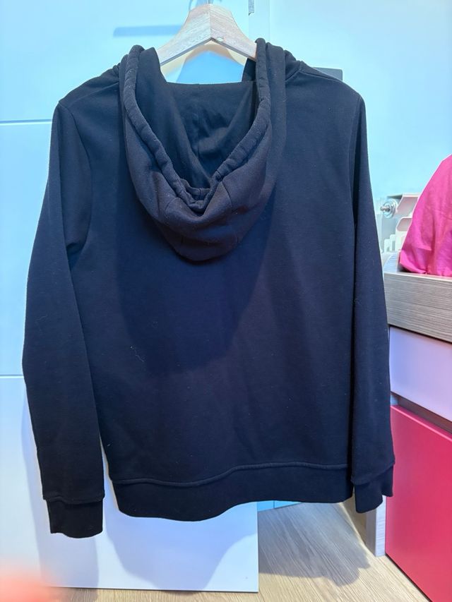 Chaqueta negra con cremallera