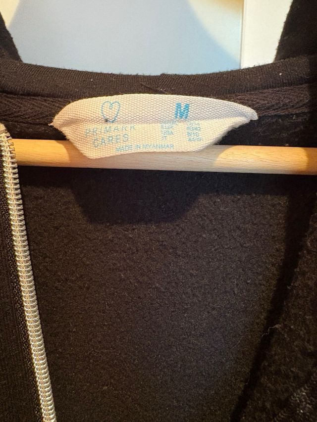 Chaqueta negra con cremallera