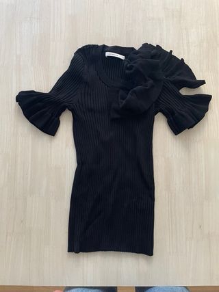 Top Uterqüe negro manga abullonada