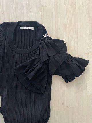 Top Uterqüe negro manga abullonada