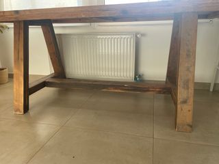 Mesa de comedor de madera rústica
