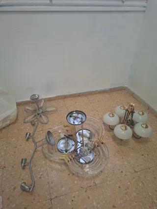 Lámparas grandes doradas y transparentes