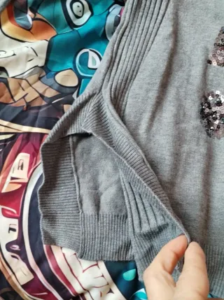 Maglia grigia con punto interrogativo