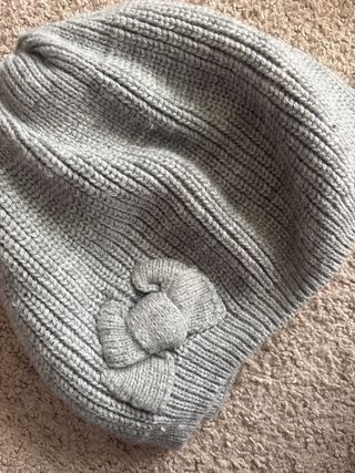 Conjunto gorro con lazo y guantes grises