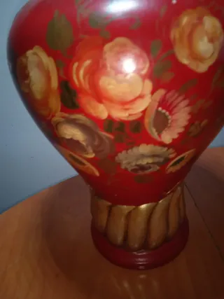 Jarrón antiguo de cerámica rojo y dorado