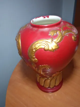 Jarrón antiguo de cerámica rojo y dorado