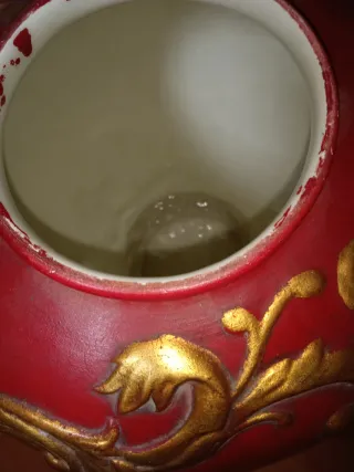 Jarrón antiguo de cerámica rojo y dorado