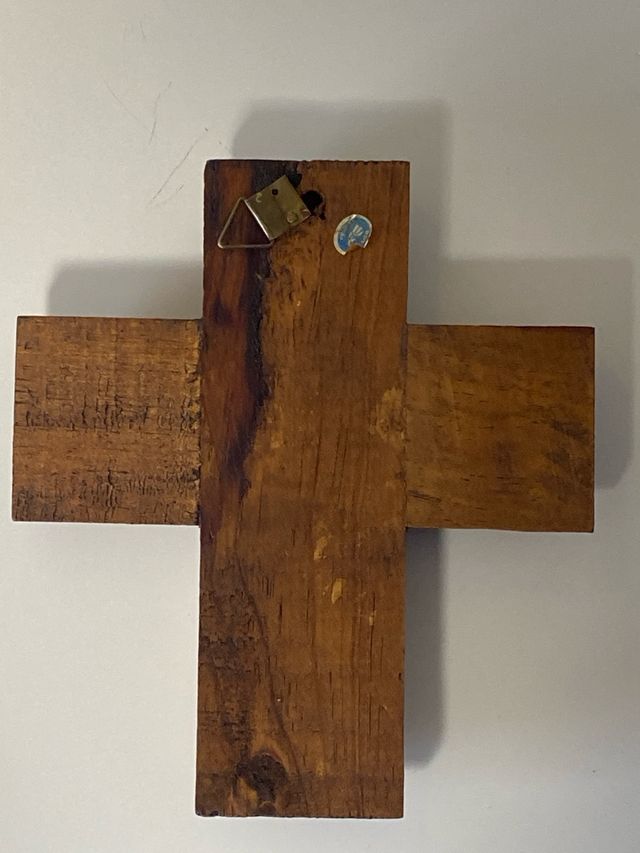 Cruz de madera y plata decorada