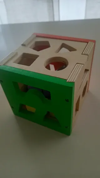 Cubo de madera para encajar figuras