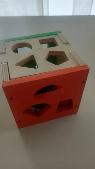 Cubo de madera para encajar figuras