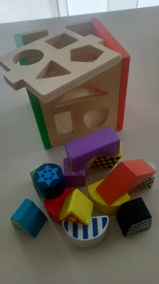 Cubo de madera para encajar figuras