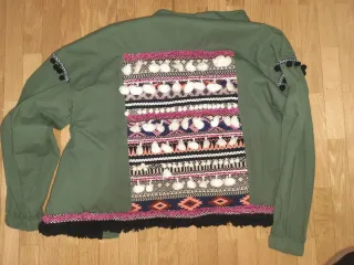 Cazadora verde con detalles