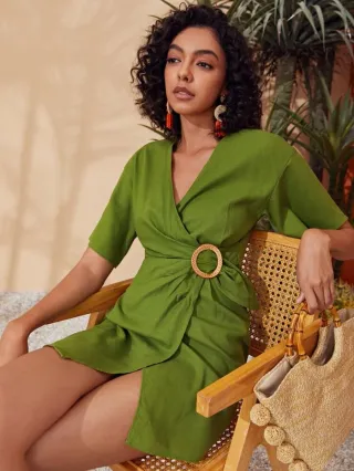 VESTIDO DE HOMBROS CAÍDOS CRUZADO CON HEBILLA LADO