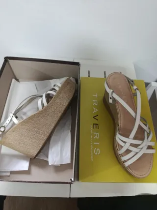 Sandalias TRAVERIS cuña blancas comodísimas
