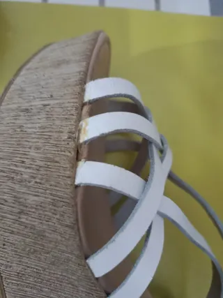 Sandalias TRAVERIS cuña blancas comodísimas