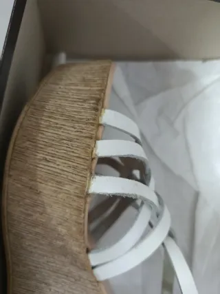 Sandalias TRAVERIS cuña blancas comodísimas