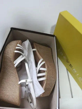 Sandalias TRAVERIS cuña blancas comodísimas