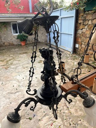 Lámpara de araña con figura de querubín