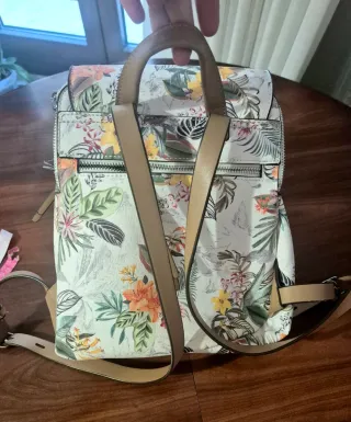 2 Mochilas Parfois: floral y negra