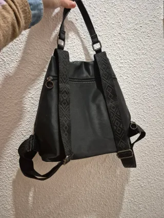 2 Mochilas Parfois: floral y negra