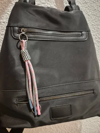 2 Mochilas Parfois: floral y negra