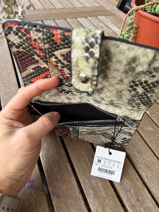 Cartera Stradivarius efecto piel serpiente