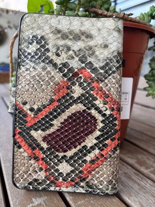 Cartera Stradivarius efecto piel serpiente