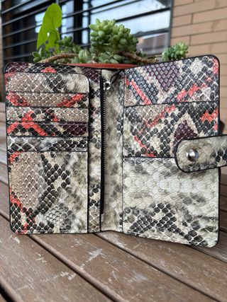 Cartera Stradivarius efecto piel serpiente