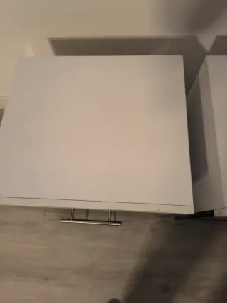 Mesitas de noche blancas y negras