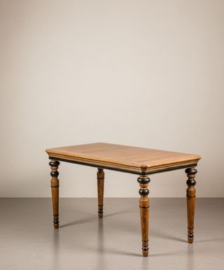 Mesa auxiliar con patas torneadas