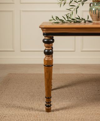 Mesa auxiliar con patas torneadas