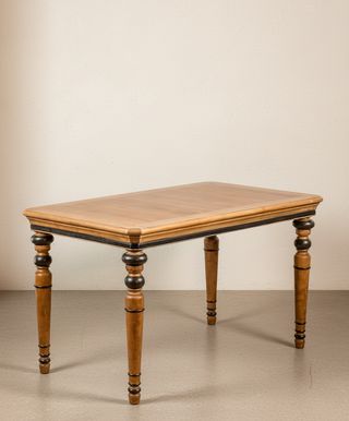 Mesa auxiliar con patas torneadas