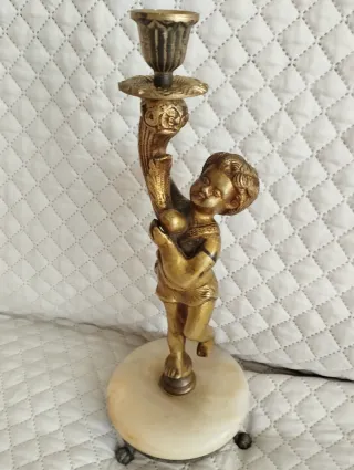 Antiguo candelabro querubín de bronce