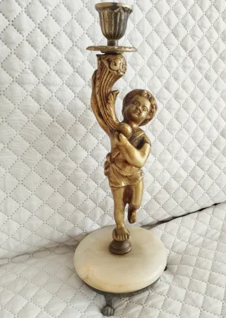 Antiguo candelabro querubín de bronce