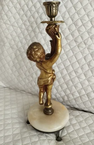 Antiguo candelabro querubín de bronce