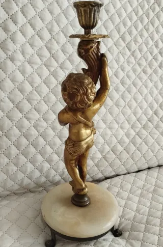 Antiguo candelabro querubín de bronce