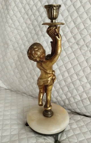 Antiguo candelabro querubín de bronce