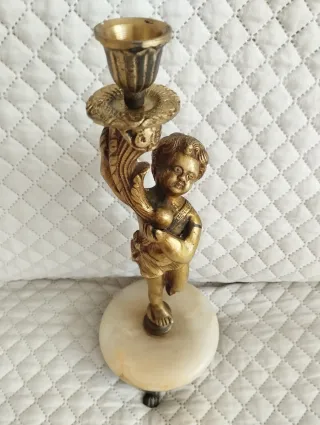 Antiguo candelabro querubín de bronce