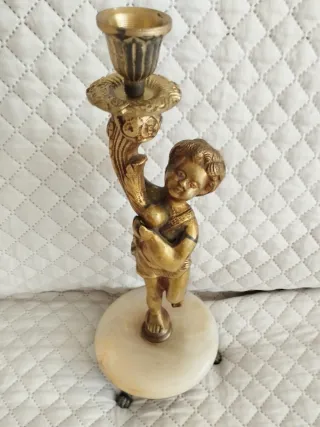 Antiguo candelabro querubín de bronce