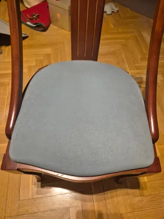 Sillas de madera con asiento azul