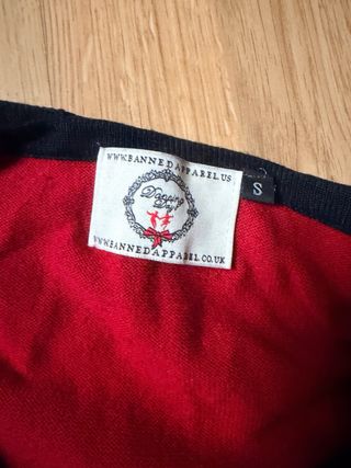 Cárdigan rojo y negro con lazo