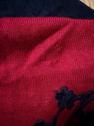 Cárdigan rojo y negro con lazo